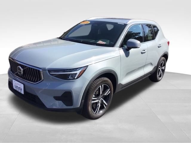 2025 Volvo XC40 B5 Core