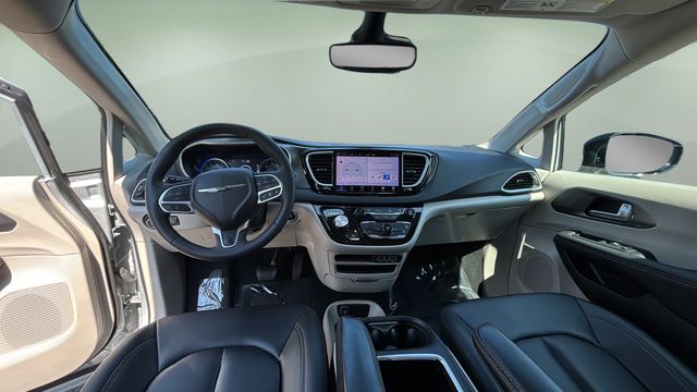 Used 2024 Silver Chrysler Touring L image 16