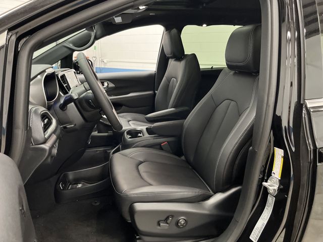 2026 Chrysler Pacifica photo 4