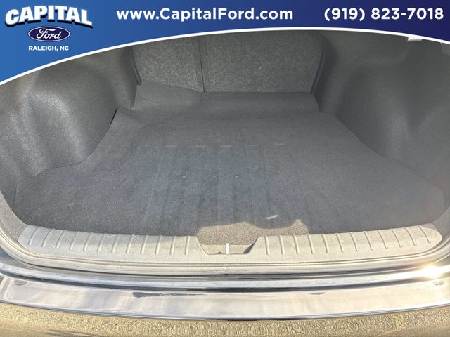 Used 2020 Black Kia SE image 16