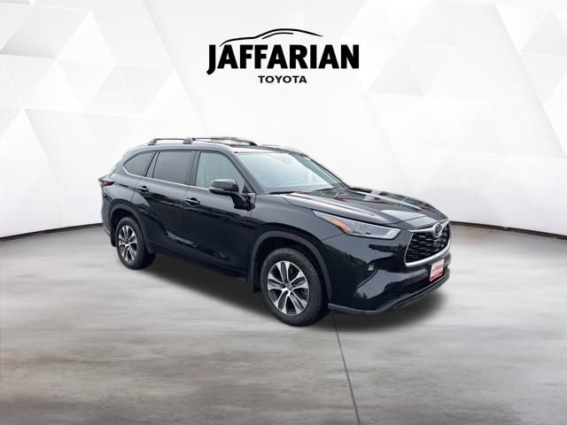 2024 Toyota Highlander XLE's photo