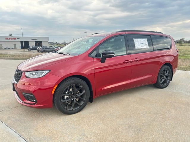 New 2026 Chrysler Pacifica Van