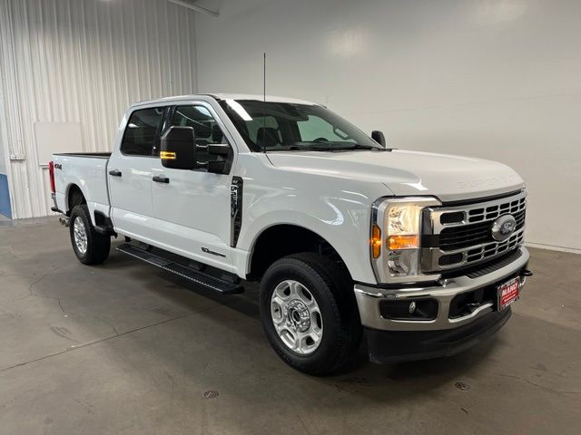Oxford White 2025 Ford F-250 Super Duty Pickup Truck Four-Wheel Drive Automatic
