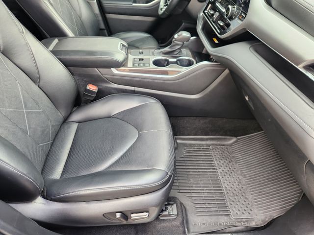 2024 Toyota Highlander Platinum  at Toyota of Victoria