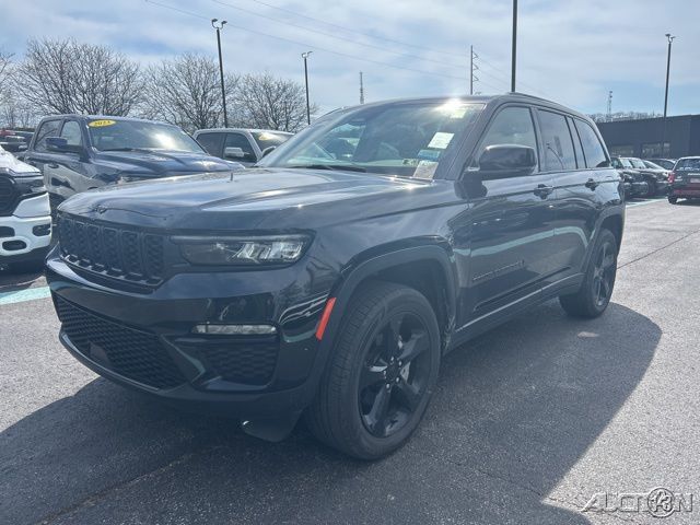 Diamond Black Crystal Pearlcoat 2023 Jeep Grand Cherokee Limited 4WD SUV / Crossover Four-Wheel Drive 8-Speed Automatic