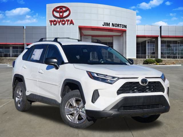2025 Toyota RAV4 LE's photo