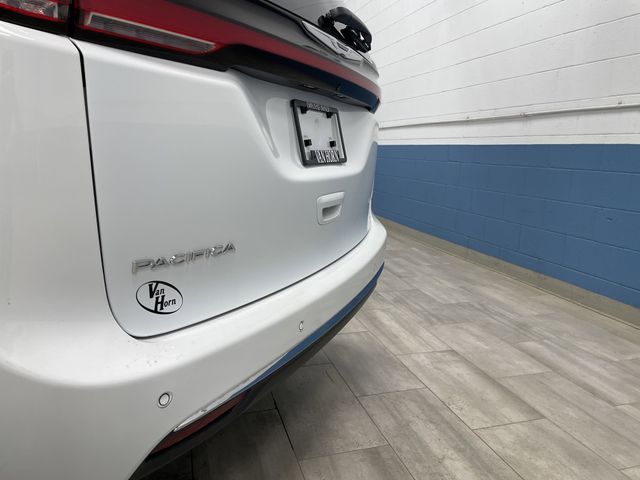 2023 Chrysler Pacifica Touring L photo