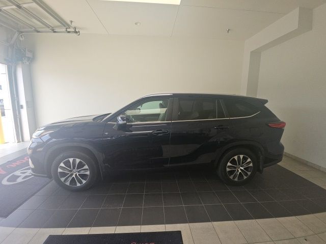 2023 Toyota Highlander Hybrid XLE  at Toyota of Victoria