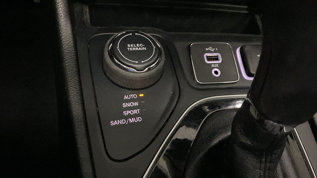 Used 2023 Diamond Black Crystal Pearlcoat Jeep Altitude image 33