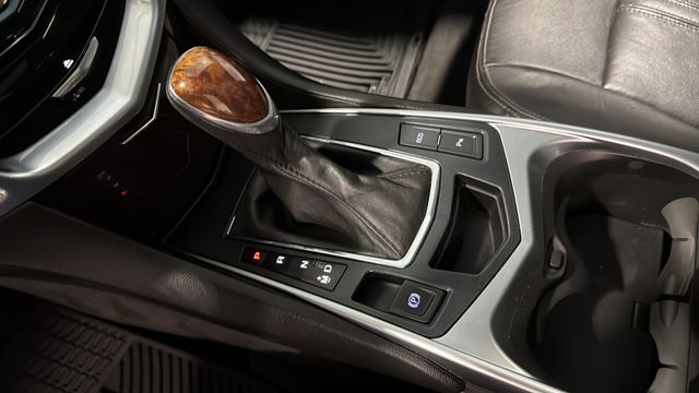 Used 2015  Cadillac Luxury image 19