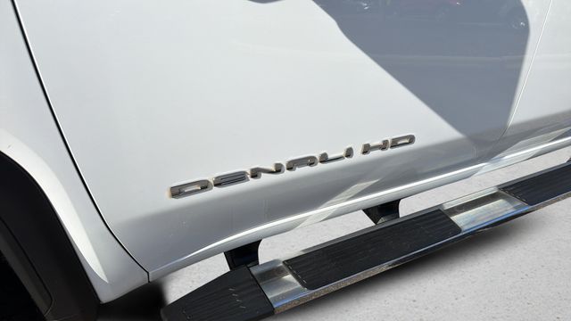 Used 2022 White GMC Denali image 47