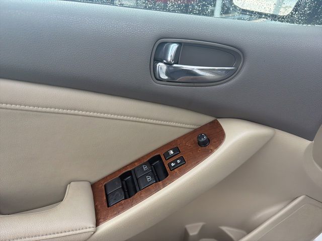 Used 2009 White Nissan 2.5 SL image 23