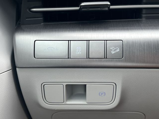 Used 2025 White Hyundai SEL image 29