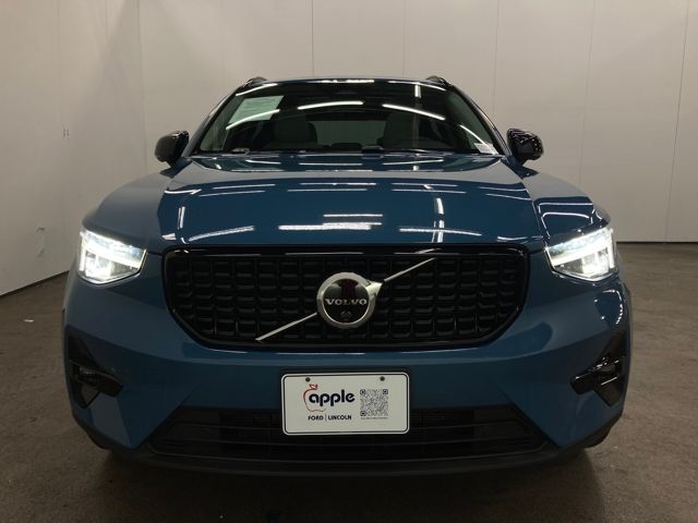 2023 Volvo XC40 B5 Plus Dark Theme