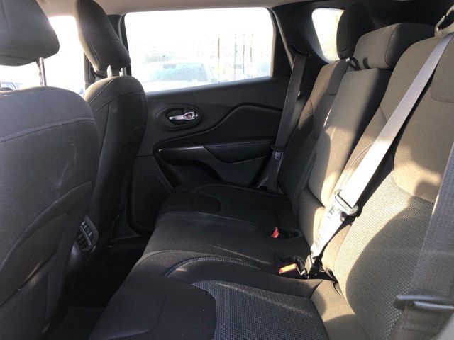 Used 2020 White Jeep Latitude image 13