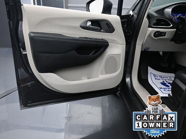 2023 Chrysler Pacifica Touring L photo