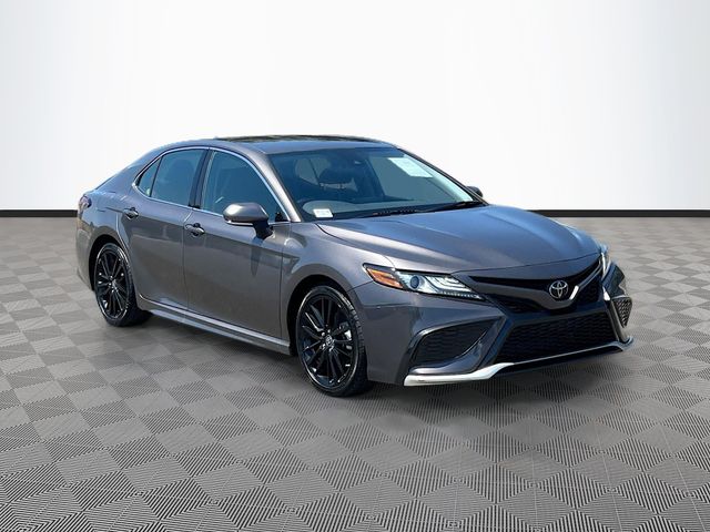 2023 Toyota Camry Gris (Predawn Gray Mica) Sedán Tracción delantera 8 velocidades Automática