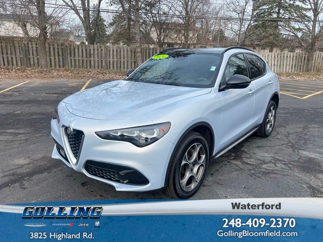 2024 Alfa Romeo Stelvio Gris (Moonlight Gray Metallic) SUV/Crossover Tracción en las cuatro ruedas 8 velocidades Automática