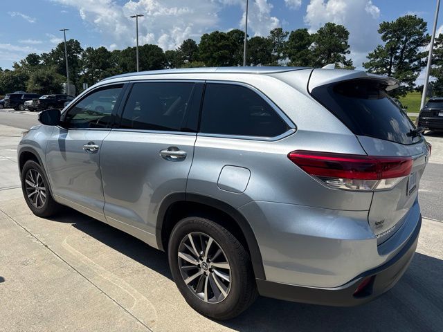 Used 2018 Silver Toyota XLE image 2