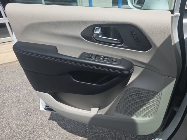 Used 2022 Bright White Clearcoat Chrysler Touring L image 28