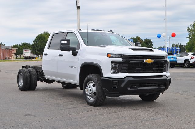 Summit White 2024 Chevrolet Silverado 3500HD Pickup Truck Four-Wheel Drive Automatic