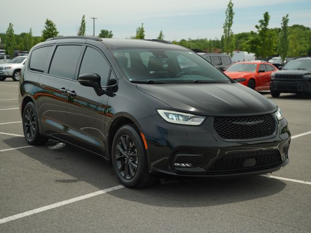 2021 Chrysler Pacifica Touring's photo