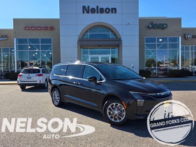 Diamond Black Crystal Pearlcoat 2027 Chrysler Pacifica Minivan All-Wheel Drive 9-Speed Automatic
