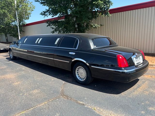 used 2001 Lincoln Town Car car, priced at $15,487