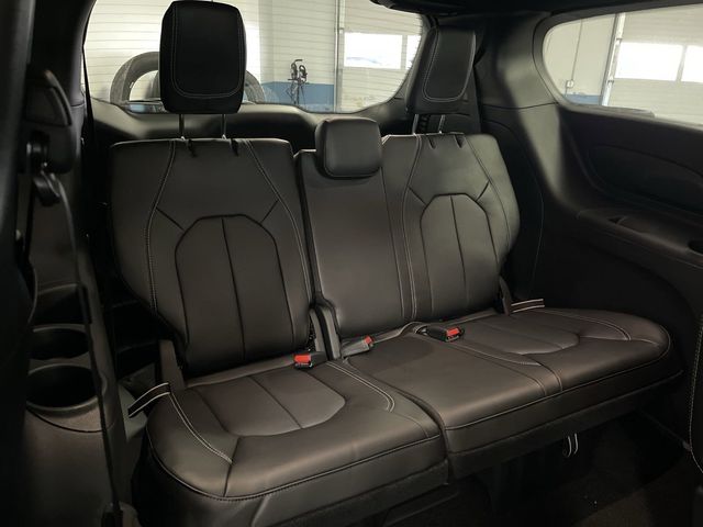 2025 Chrysler Pacifica Select photo