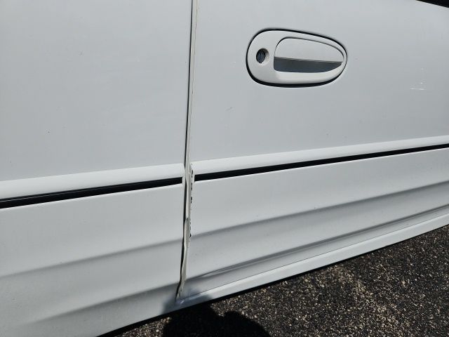Used 2001 White Pontiac GT image 9