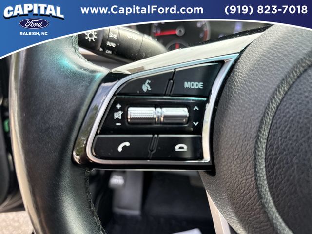 Used 2020 Black Kia SE image 23
