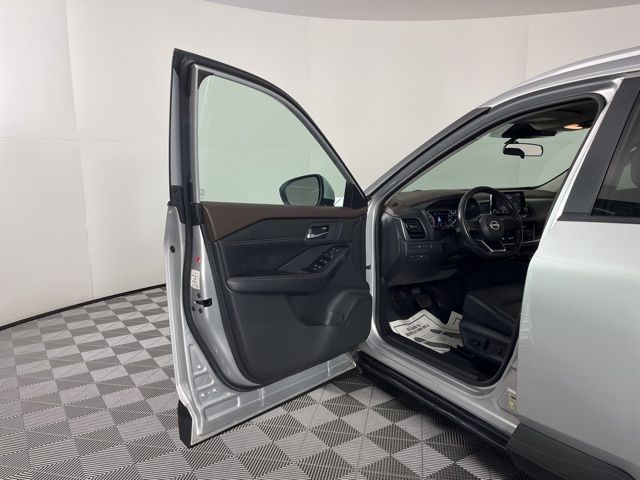 2023 Brilliant Silver Metallic Nissan Rogue SV FWD SUV
