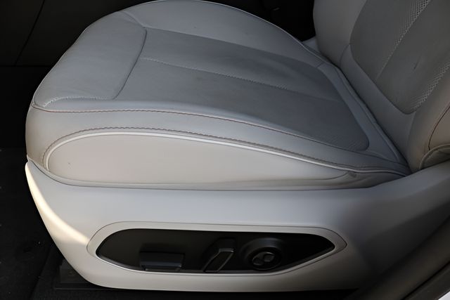 Used Car 2023 Jeep Grand Cherokee  Overland For Sale Under $40,000 In Austin, Texas