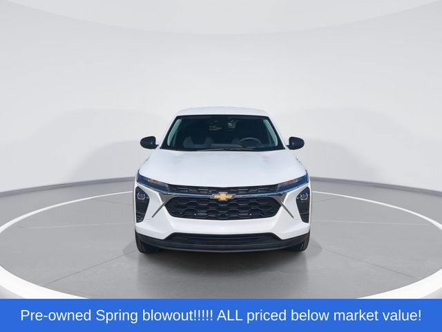 Used 2025 Summit White Chevrolet LS image 3