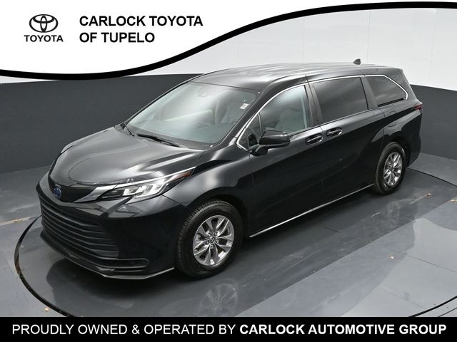 2022 Toyota Sienna LE 32