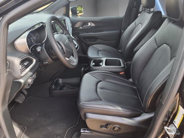 2025 Chrysler Voyager LX - Photo 13