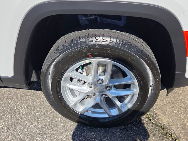 New 2026 White/off-white Jeep Laredo image 17