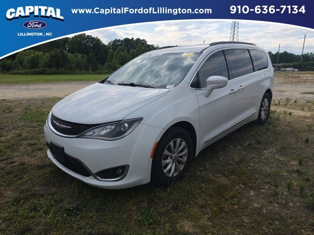 2017 Chrysler Pacifica Touring-L's photo