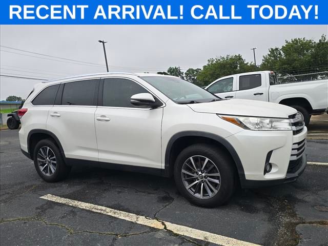 White (Blizzard Pearl) 2019 Toyota Highlander XLE FWD SUV / Crossover Front-Wheel Drive 8-Speed Automatic