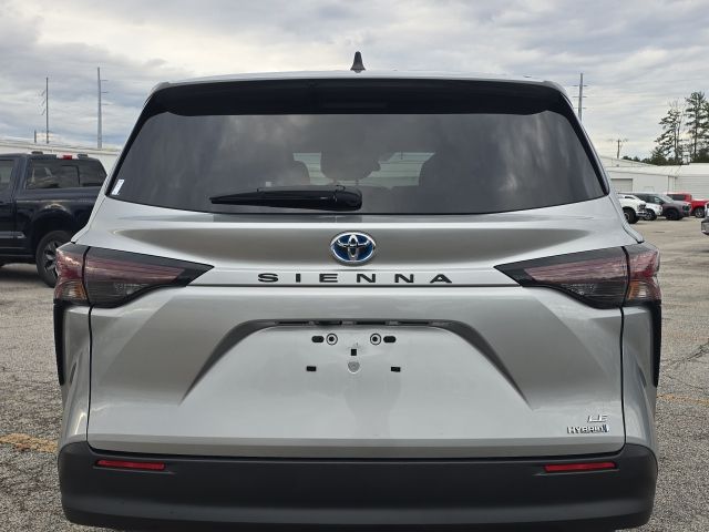 2024 Toyota Sienna LE:B02043