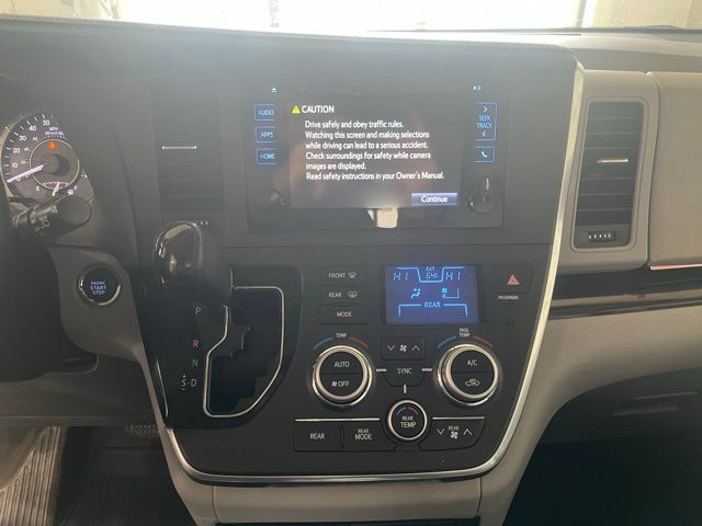 2015 Toyota Sienna XLE photo
