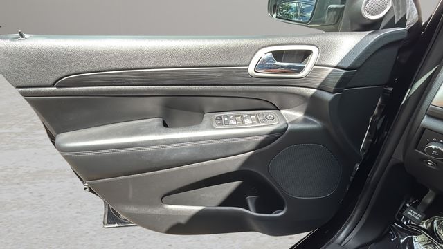 Used 2022 Black Jeep Laredo X image 17