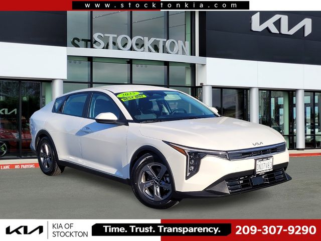 Snow White Pearl 2025 Kia K4 LX FWD Sedan Front-Wheel Drive Continuously Variable Transmission