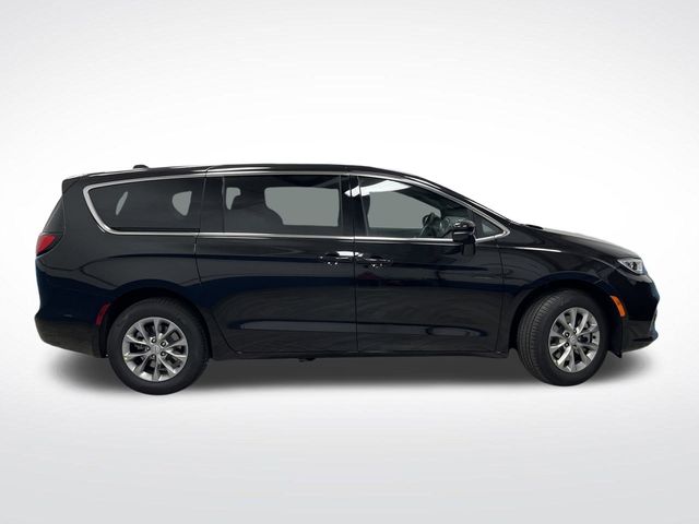 2026 Chrysler Pacifica photo 2
