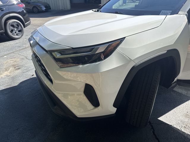 Used 2025 White Toyota LE image 31