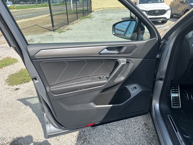 2024 Volkswagen Tiguan 2.0T SE R-Line Black photo