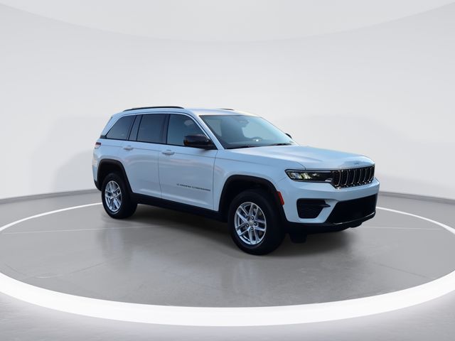 New 2026 Bright White Clear-Coat Exterior Paint Jeep Laredo X image 2