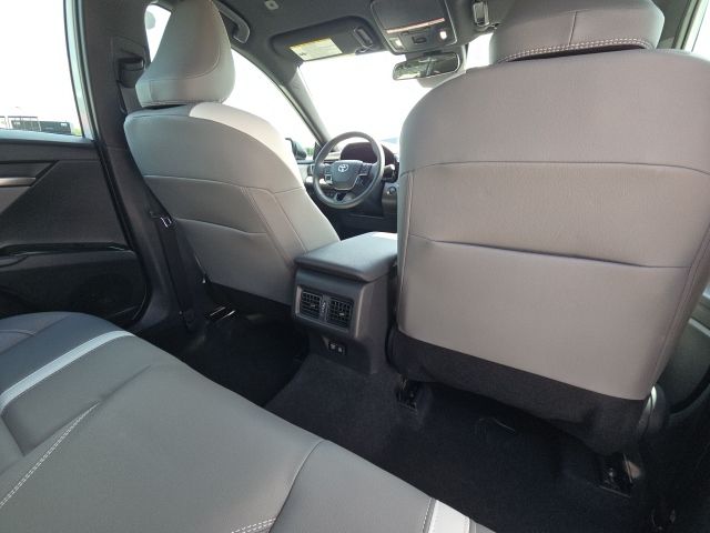 2025 Toyota Camry SE:B02318