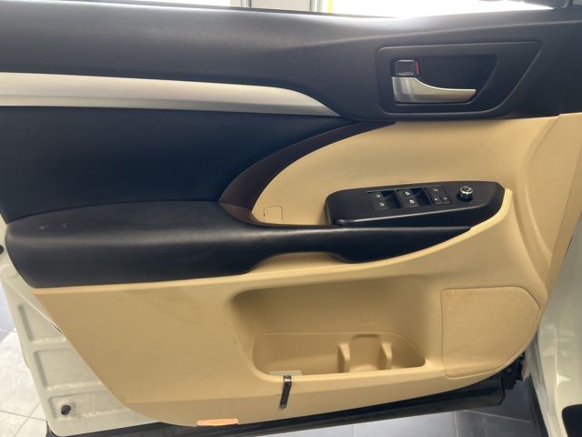 2019 Toyota Highlander XLE White at Classic Chevrolet Galveston