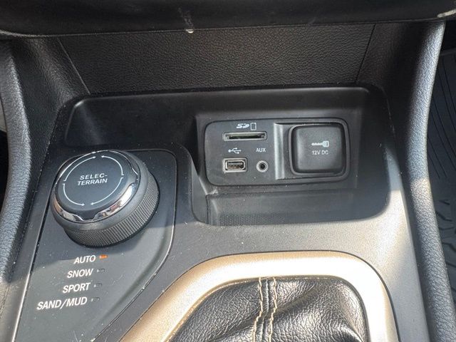 Used 2016 Silver Jeep Limited image 28